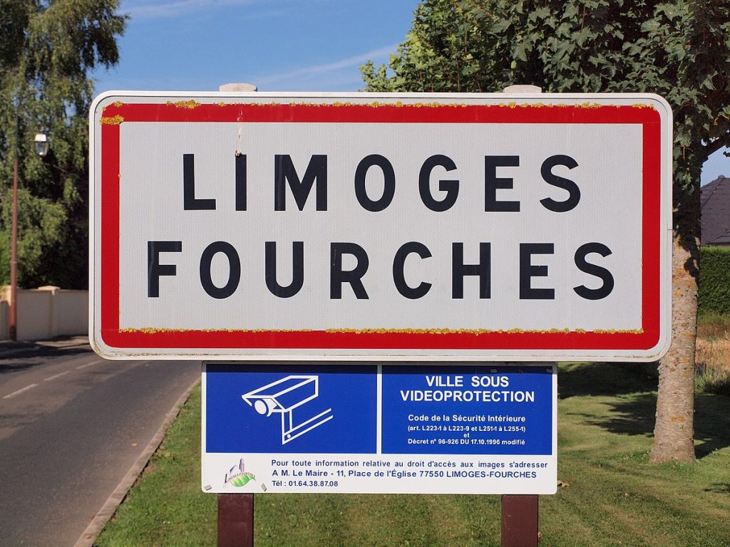 Panneau d'entrée de Limoges-Fourches