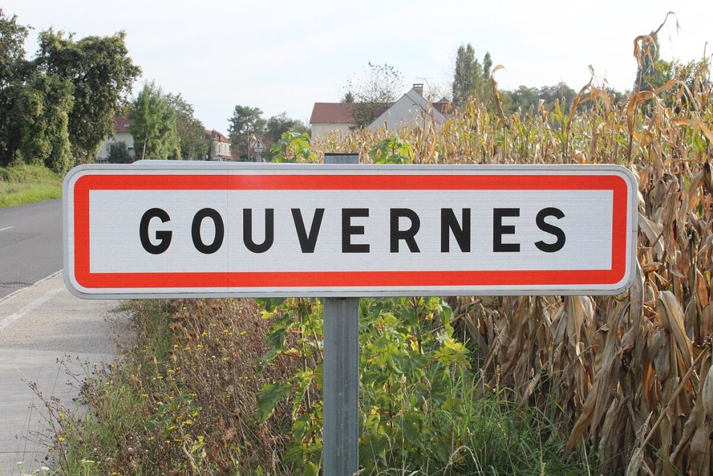 Panneau d'entrée de Gouvernes