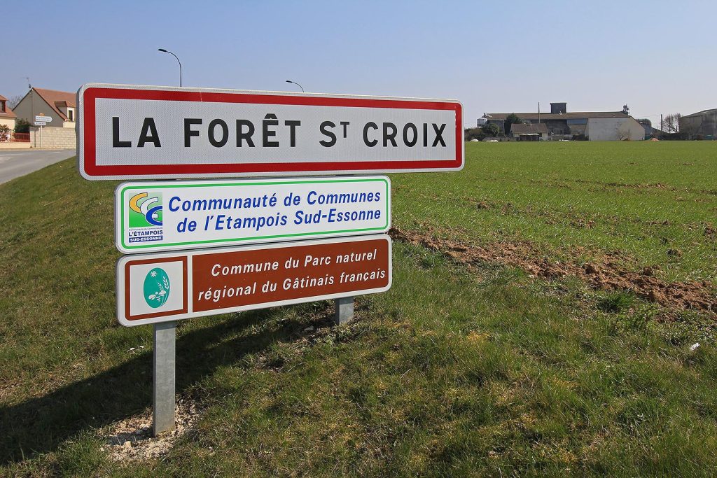 Panneau d'entrée de La Forêt-Sainte-Croix