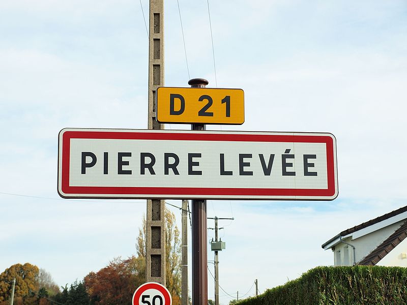 Panneau d'entrée de Pierre-Levée