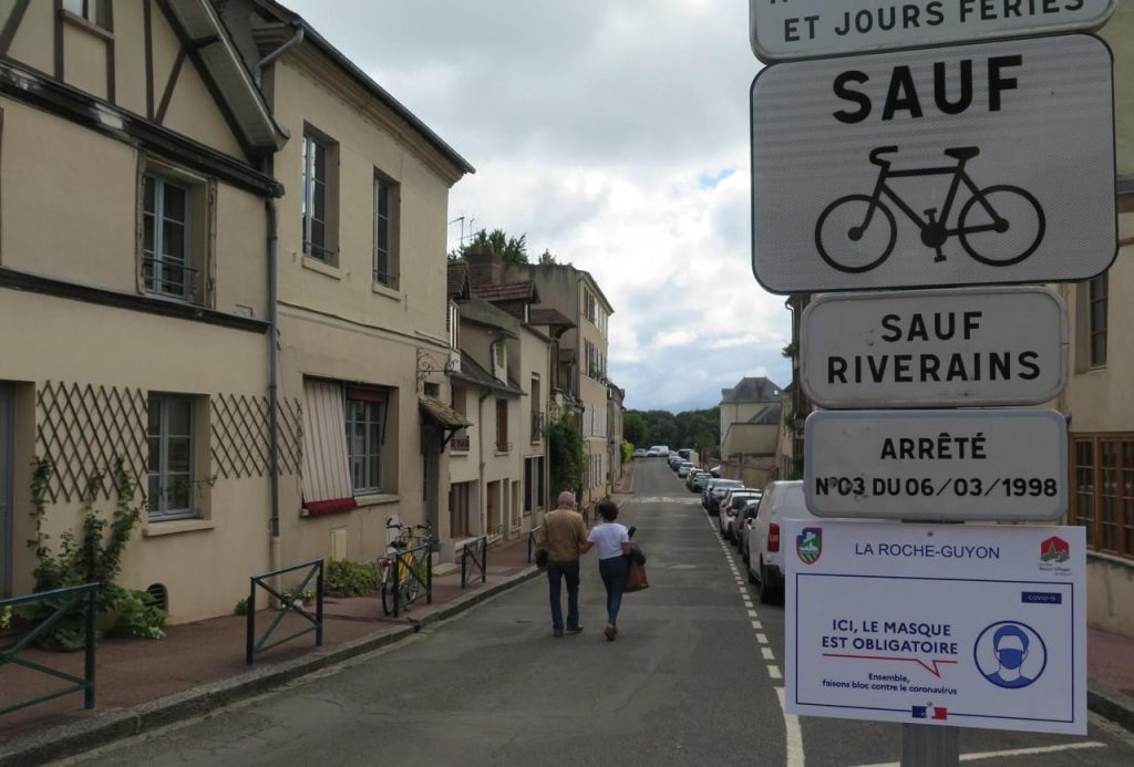 Panneau d'entrée de La Roche-Guyon